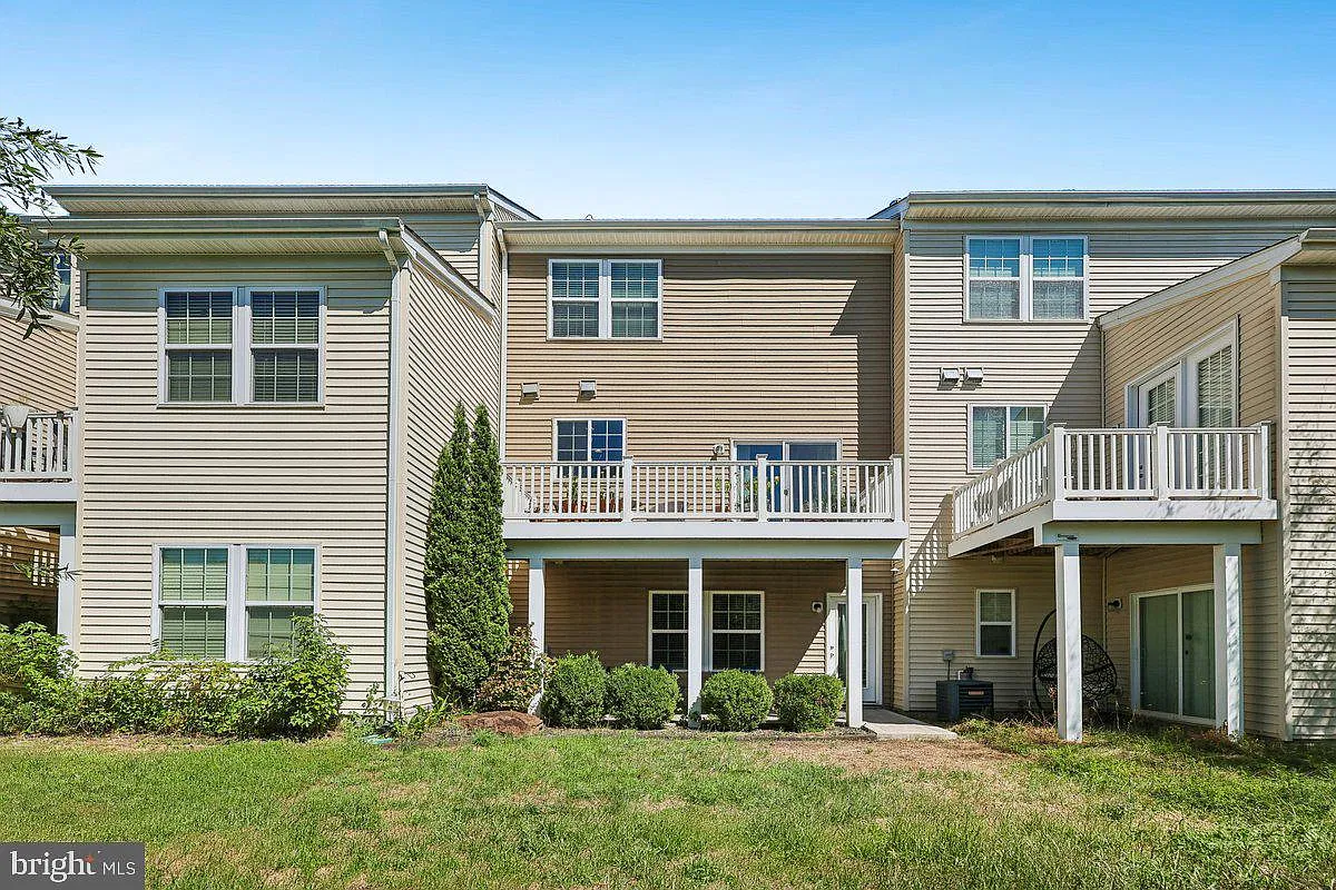 3 bed, 3.5 bath, 2236 sqft, $3,400 — Photo 3