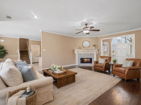 3rd image of 615 Stewart Rd