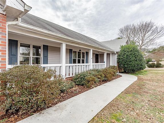 3rd image of 13 Crescent Dr
