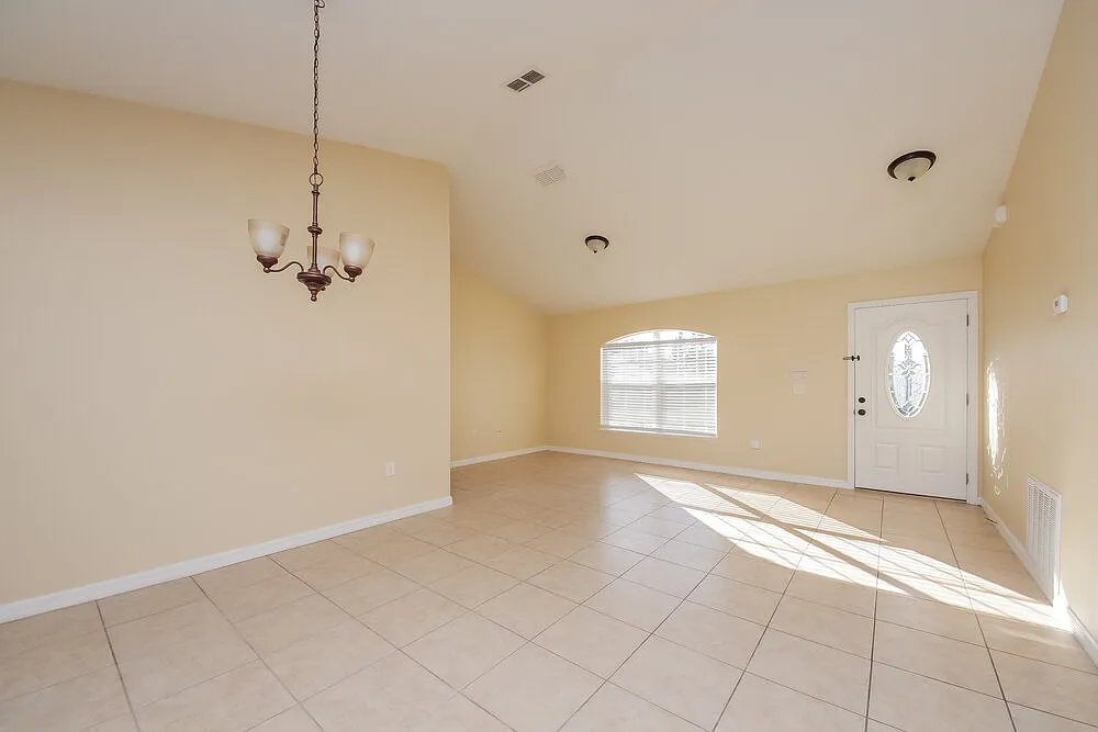 4 bed, 2.0 bath, 1652 sqft, $2,075 — Photo 4