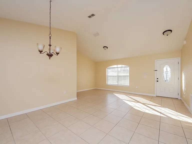 905 Derbyshire Dr — Photo 4