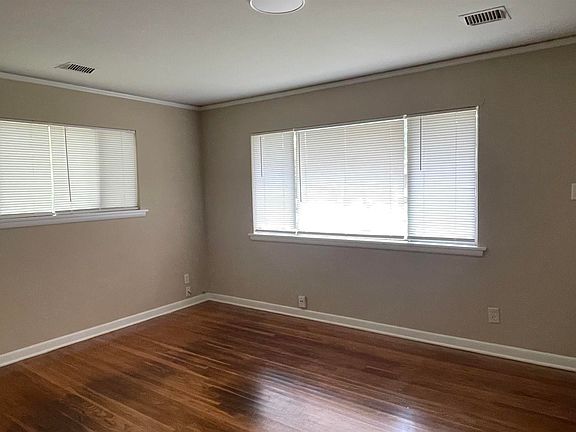 2nd image of 1014 Oakwood Dr
