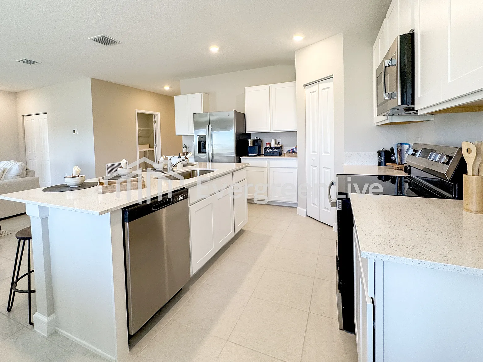 4 bed, 2.0 bath, 1824 sqft, $2,045 — Photo 4
