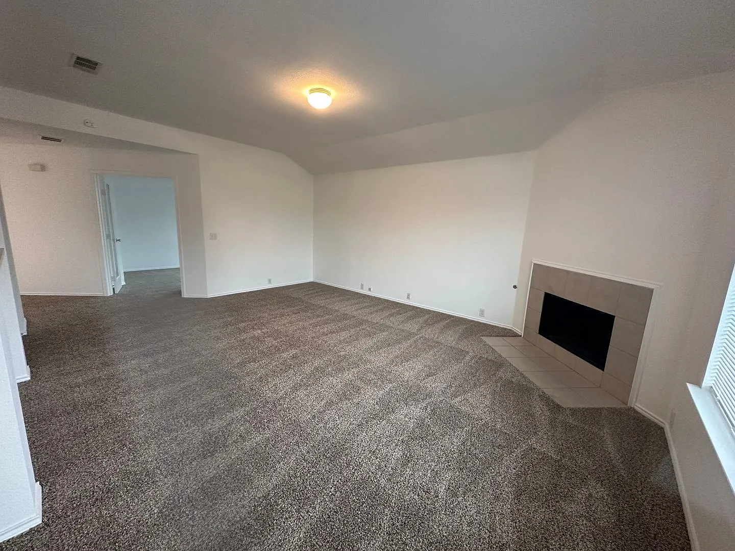 Move in ready! 3 Bedroom 2 Bath with a study in Eagle MT-Saginaw ISD — Photo 3