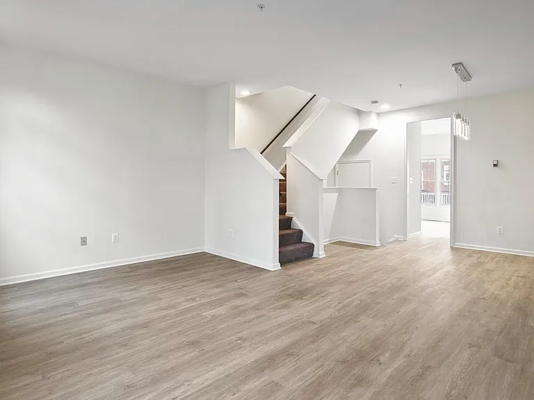 8852 Mansion View Ct — Photo 4