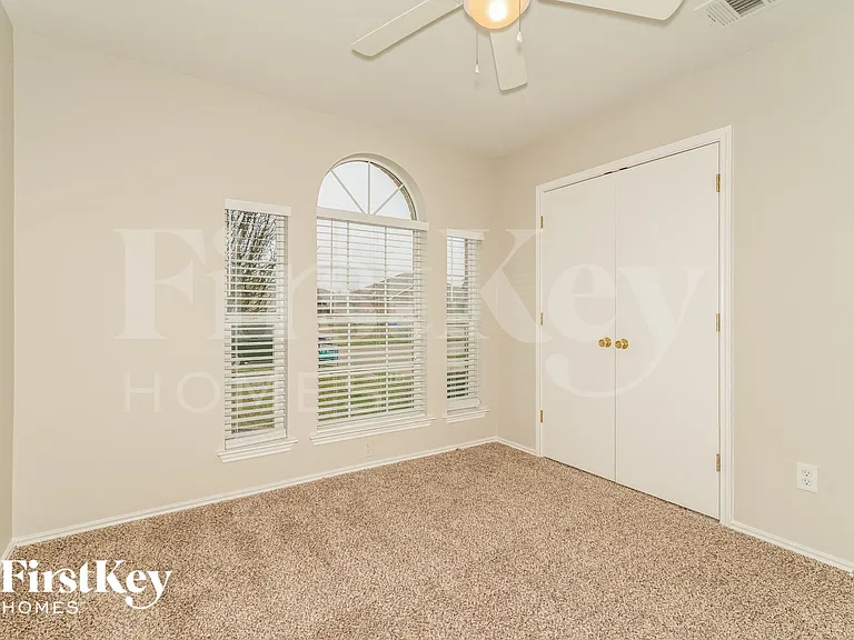 207 Amherst Dr — Photo 13
