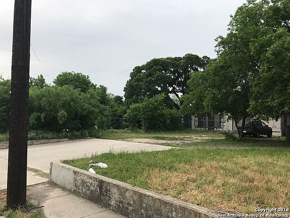 5th image of 2208 W Poplar St
