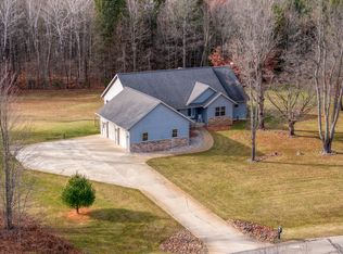 470 Sweetwater Dr, Cadillac, MI 49601