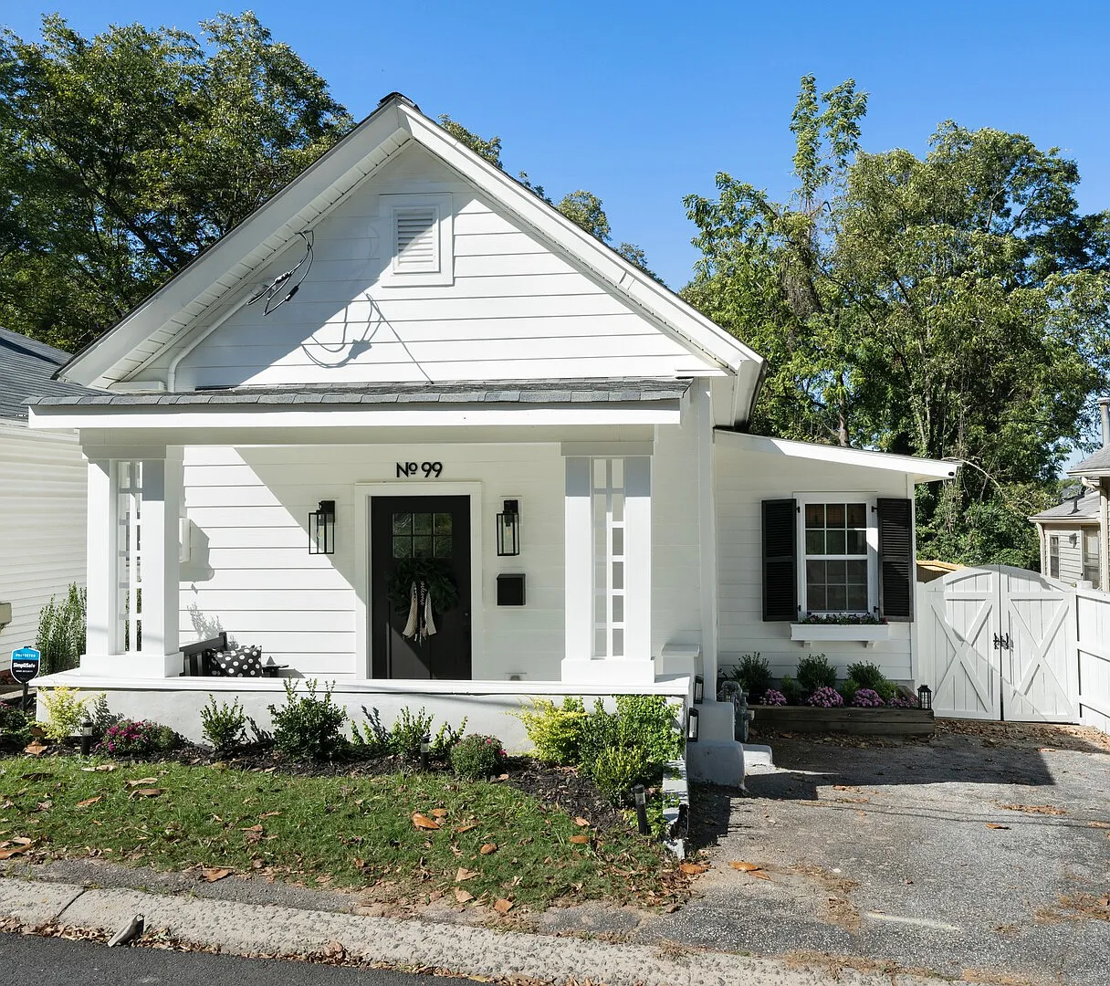 Charming Cottage at Marietta Square — Photo 1