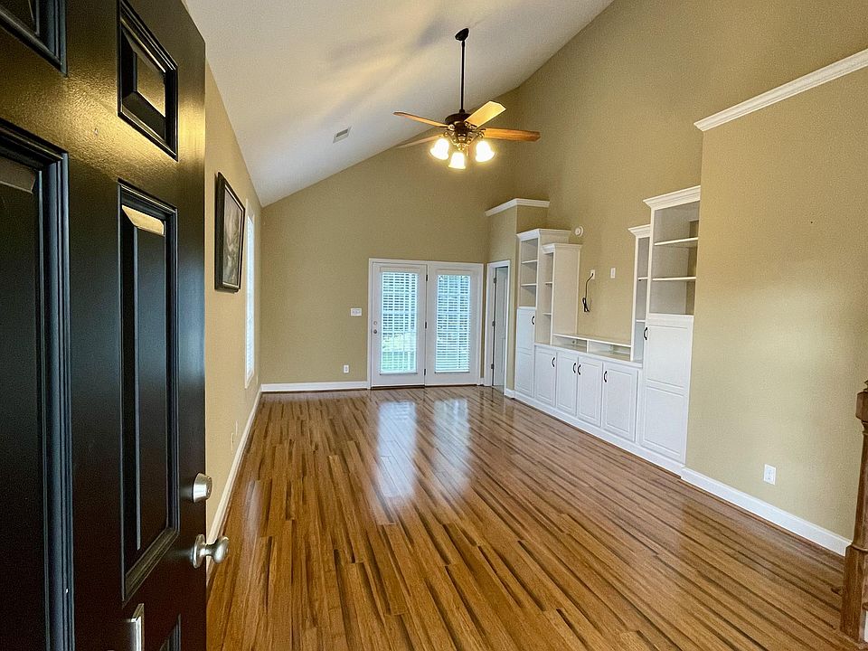 1st image of 121 Rowse Dr #1