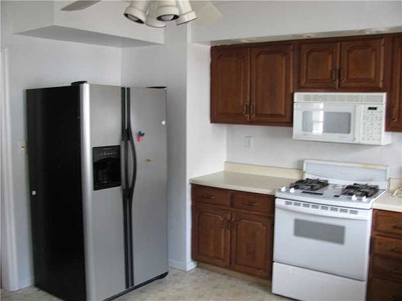 Kitchen: Nice stainless frid