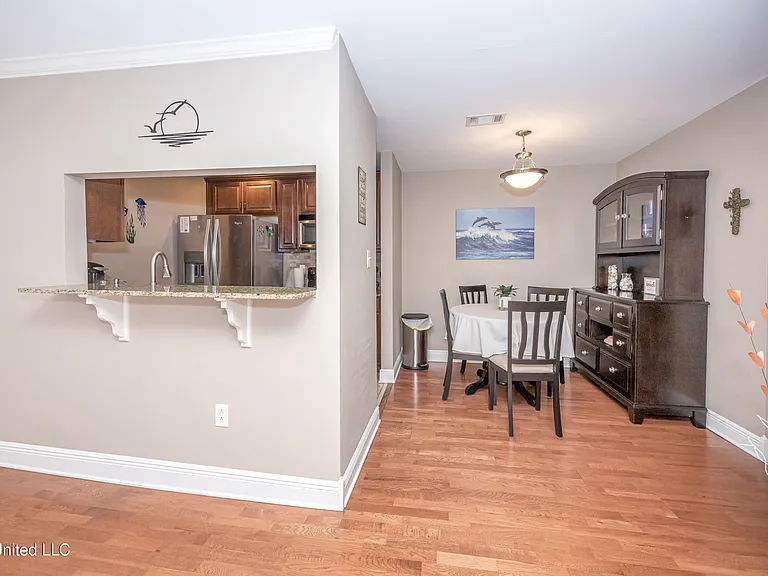 2421 Beachview Dr — Photo 7