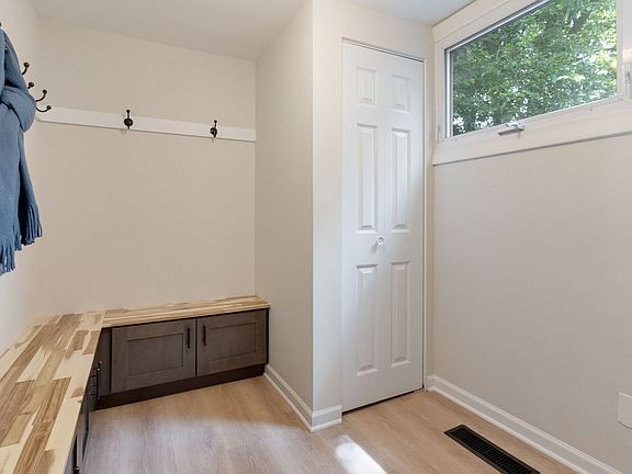 4th image of 810 Leamington Ave