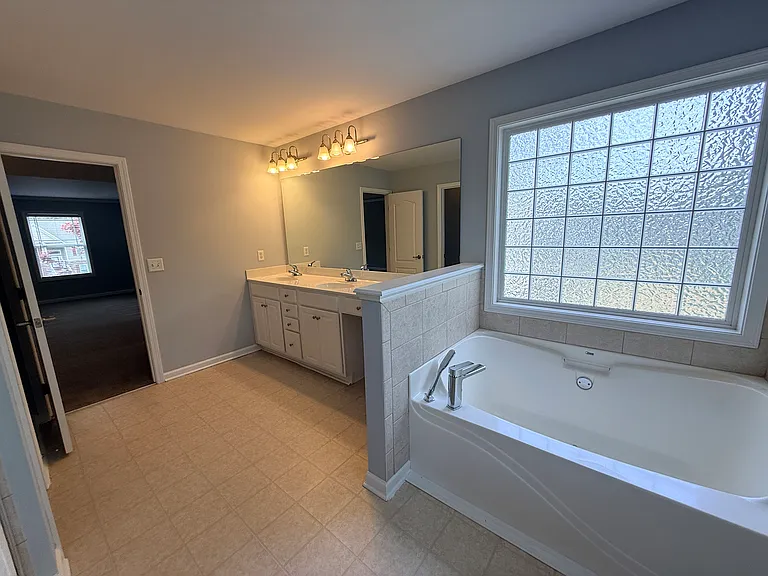 3606 Malcolm Mnr NW — Photo 8