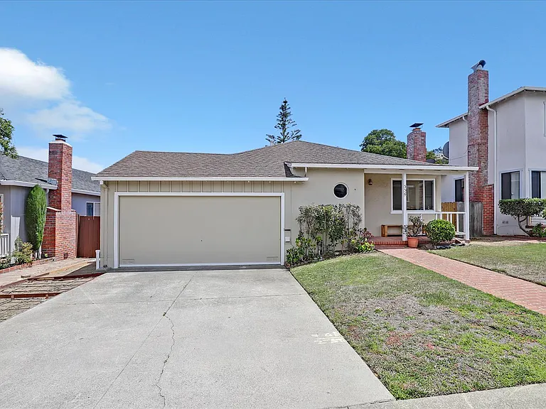 556 Anita Ln — Photo 4