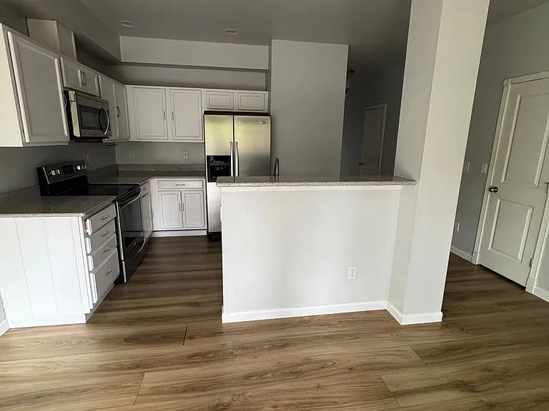 412 NE Miramar Cir — Photo 2