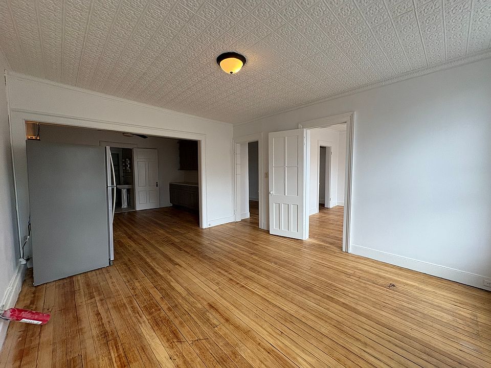 Living Room with Kitchen (l)
