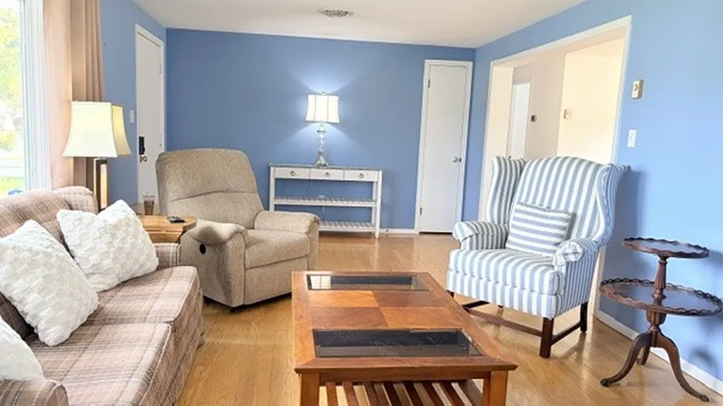 3 bed, 2.0 bath, 1300 sqft, $2,350 — Photo 3