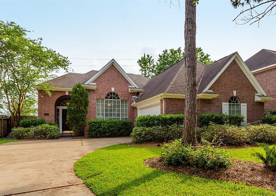 Beautiful 3/2/2 single storie brick home backing to a green belt located in the Plantation Creek subdivision.