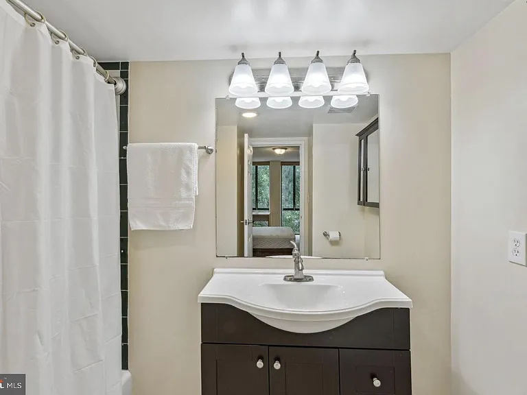 1401 N Rhodes St #406 — Photo 9