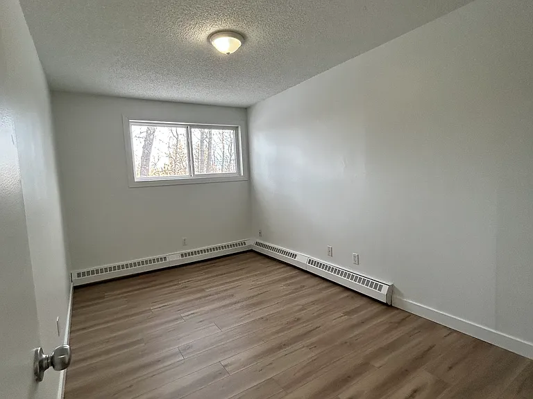 4 Hooper Cres NW — Photo 32