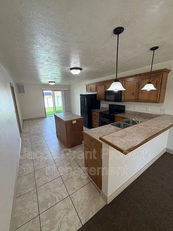 2 bed, 1.0 bath, 1000 sqft, $1,095 — Photo 2