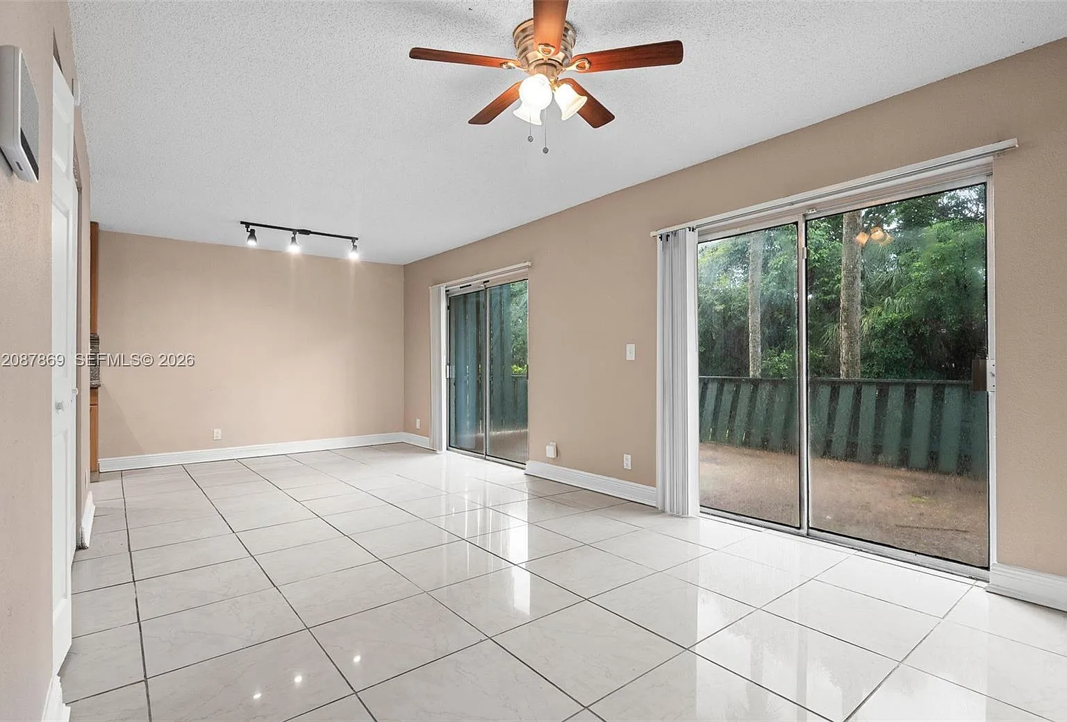 Sun & Lake Condo — Photo 3