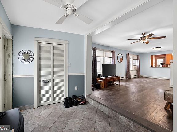 3rd image of 624 E Springfield Rd