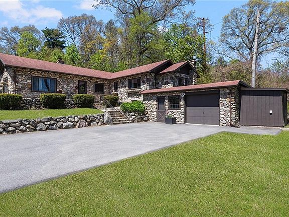 3rd image of 25 Oak Hill Dr
