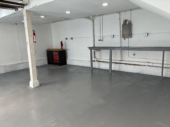 2 Bay Garage/Workshop with plenty of power - 120v and 240v