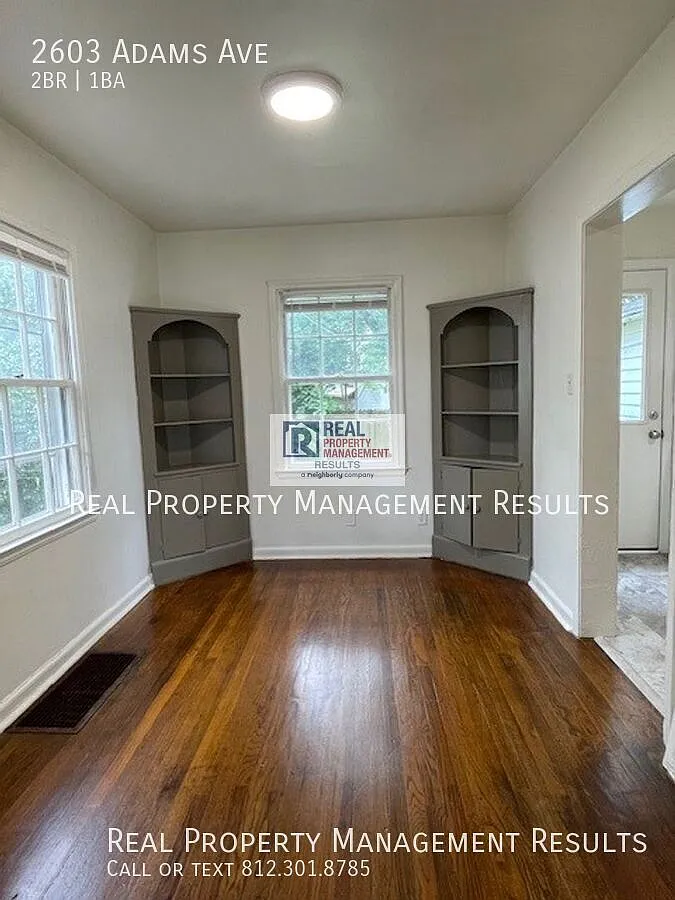 Classic 2 Bedroom Duplex with Hardwood Floors & Basement — Photo 4