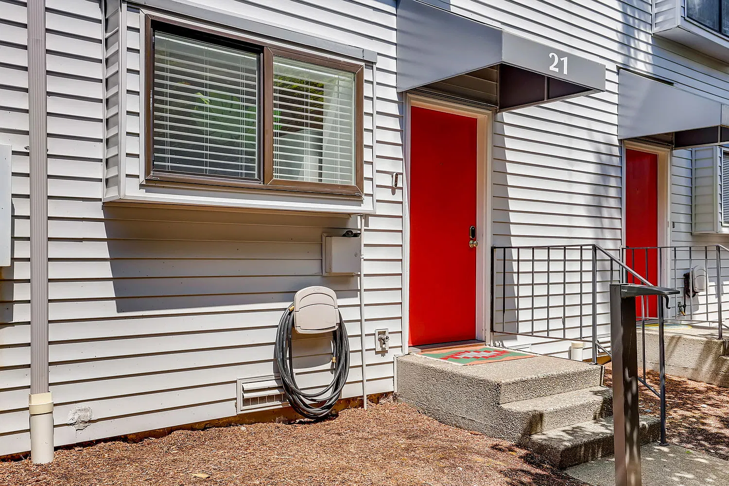 2 bed, 1.5 bath, 975 sqft, $2,700 — Photo 1