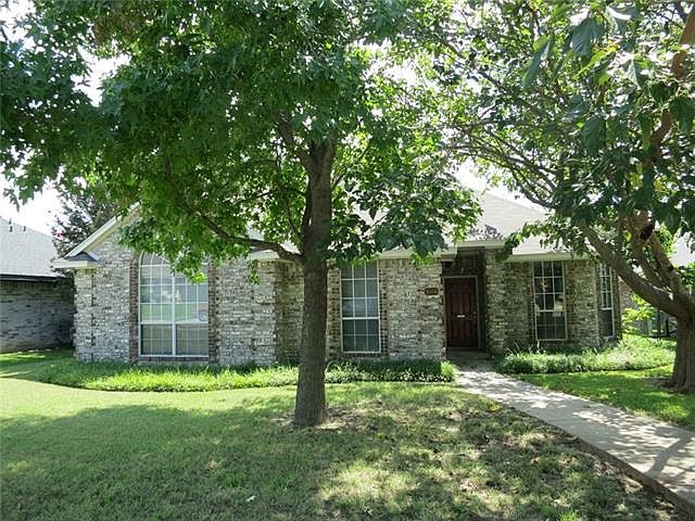 1st image of 1056 Surrey Cir