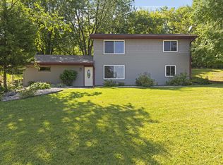 2505 Auburn Dr, Victoria, MN 55386