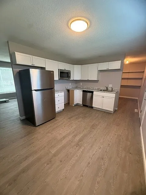 4 bed, 1100 sqft, $2,034 — Photo 4