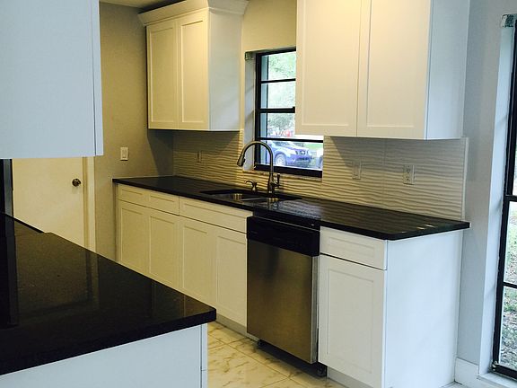 3rd image of 3302 Pico Dr