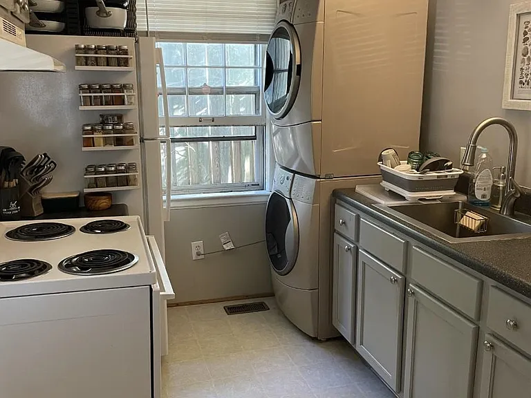 2502 Green St — Photo 3