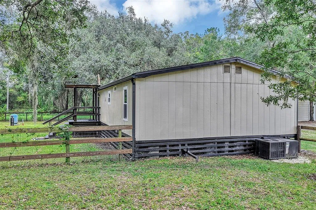 3 bed, 2.0 bath, 1054 sqft, $3,000 — Photo 3