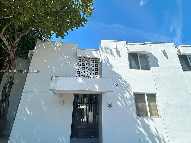 5814 NE 4th Ct #7 — Photo 3