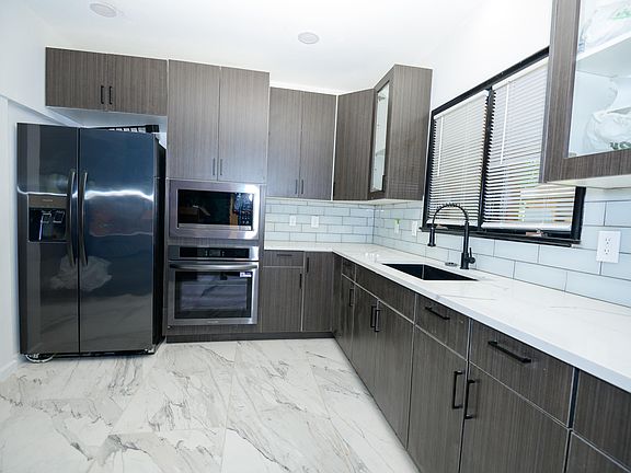 5th image of 23040 Pembroke Ave