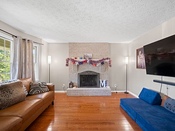3rd image of 614 Avery Ct