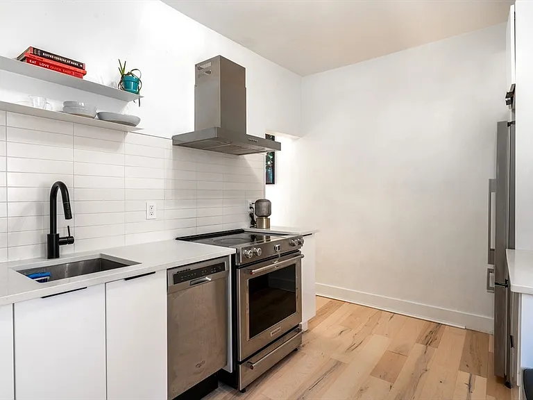 281 Washington Ave #2 — Photo 4