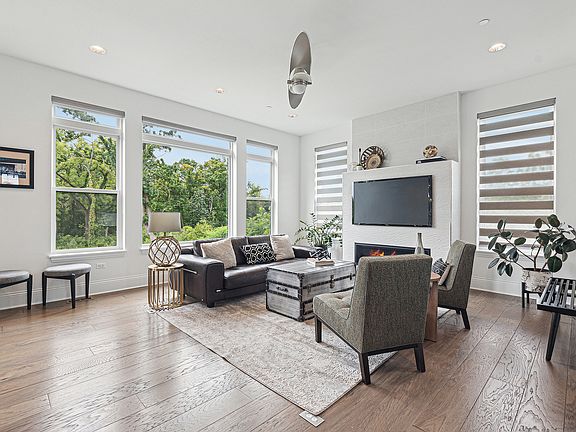 4th image of 456 Woodland Chase Ln