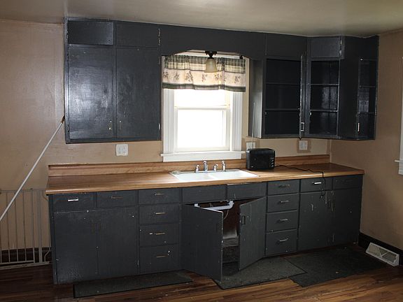 5th image of 106 W Teek St