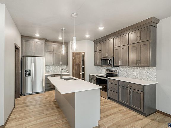 4th image of 187 Thelma Ave
