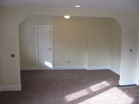 4th image of 994 Bedford St