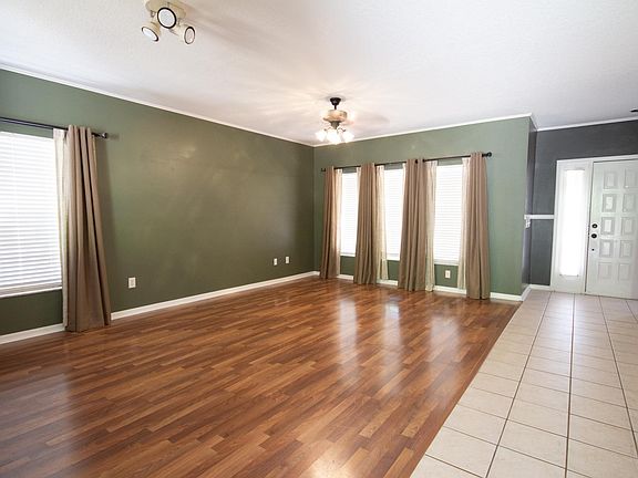 3rd image of 10910 Peppersong Dr