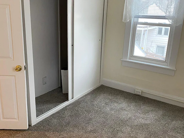 401 E Grove St — Photo 11