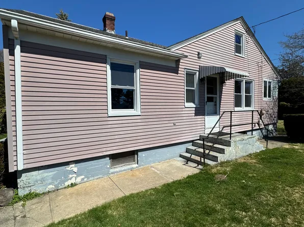 5 Manor Rd, Pawcatuck, CT 06379