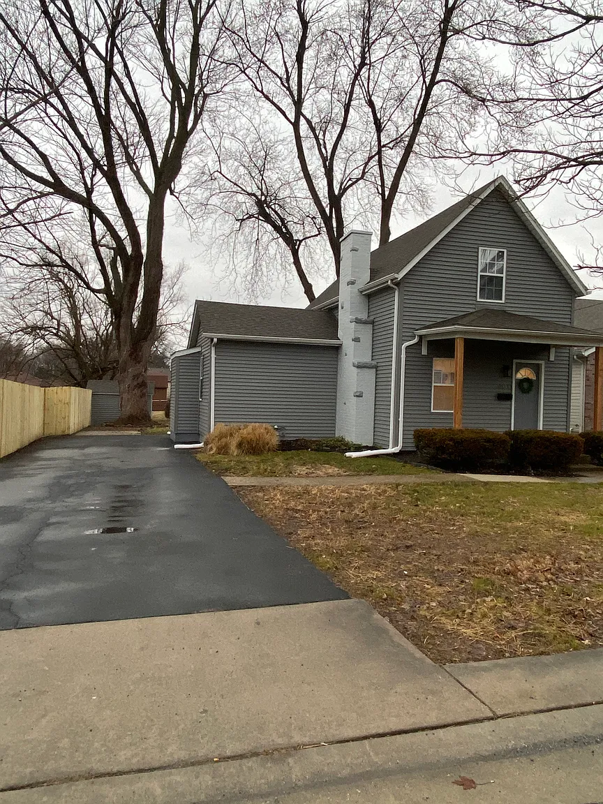401 Garesche St photo 1
